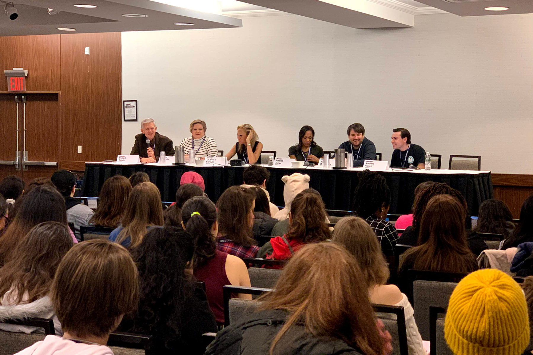 Harmony Helper CEO Andrew Goren leads The Self-Care For Singers panel discussion at BroadwayCon 2020